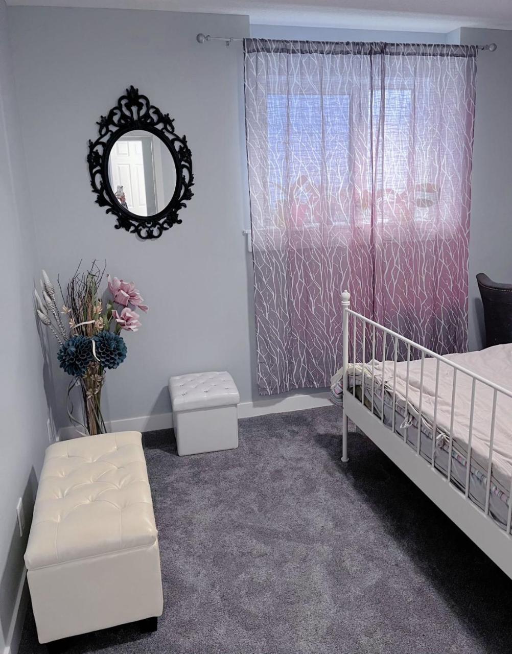 Banff Garden Suite&2mins Bus station Close LRT& Free Parking photo 2