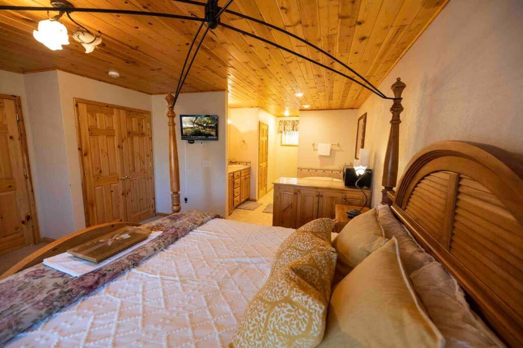 Enjoy The Outback+ Indoor Hot tub+Games+Puzzles+Tennis Court - 6