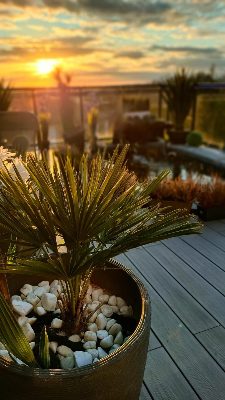 Spa de la Lune - Private love room suite with terrace and view - Air Conditioned- Double jacuzzi - Sauna - King size bed - Free WIFI - Free parking - Free breakfast - Close to CDG airport and to the North of Paris