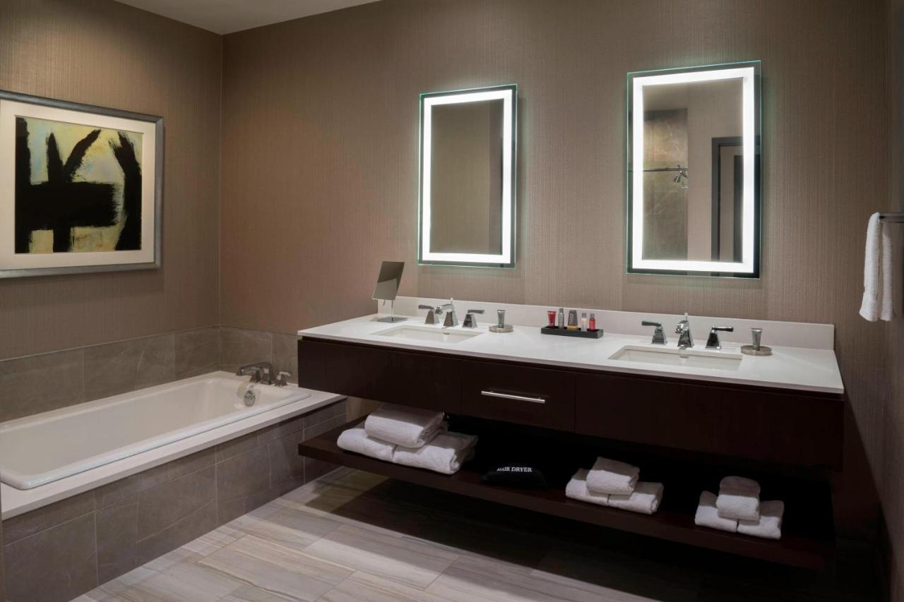 Buffalo Marriott at LECOM HARBORCENTER photo 4