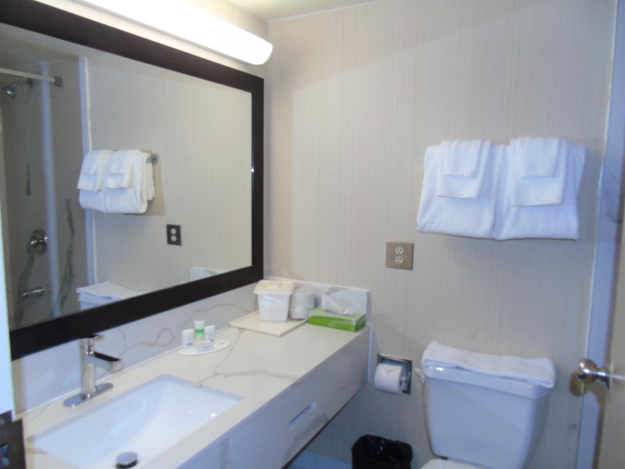 Ramada on the Bay Conference Resort Belleville photo 3