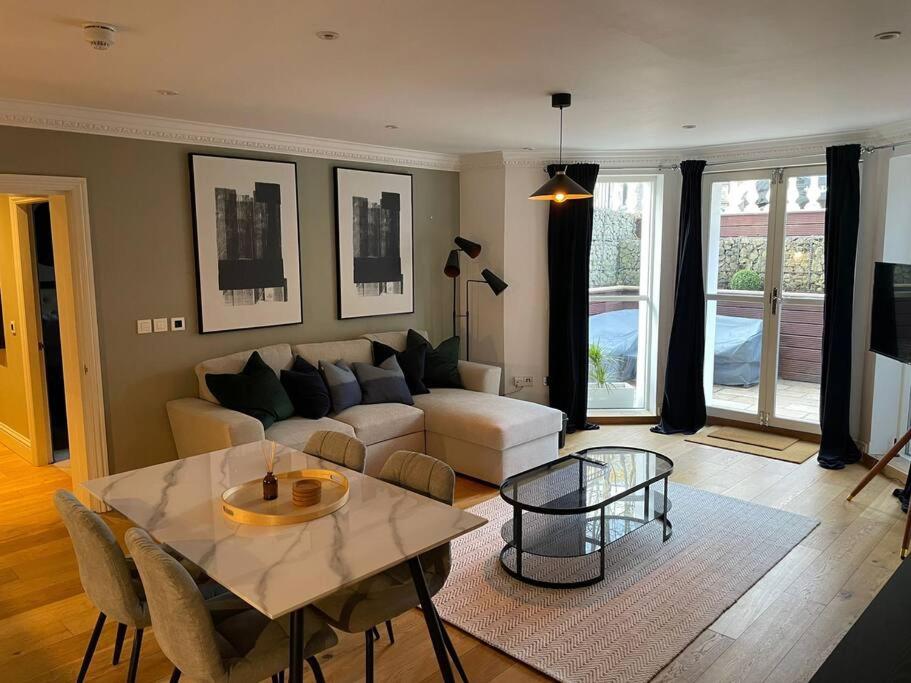 Stunning apartment by The Leas, West End - 2