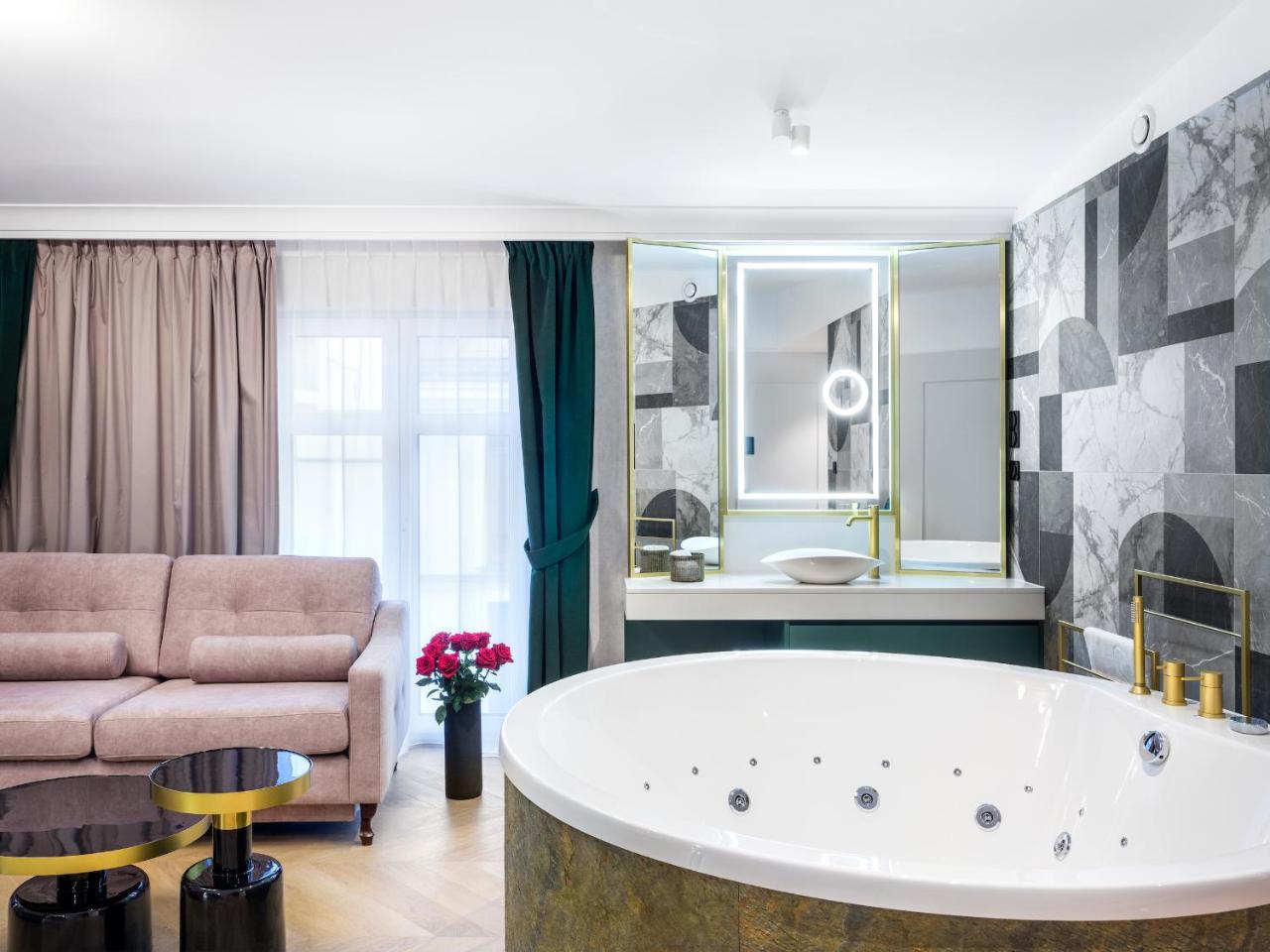 Photo - Golden Queen Deluxe Jacuzzi Apartments - Old Town