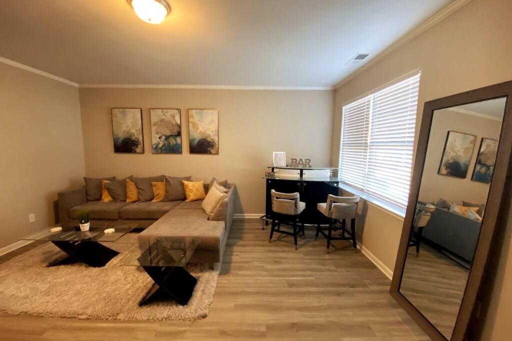Brand NEW HOME mins to airport - 3