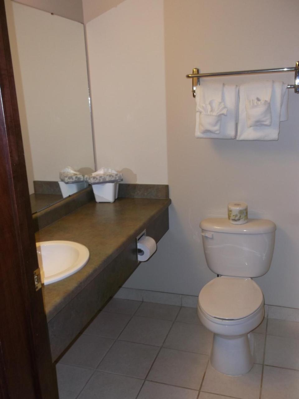 Foxwood Inn and Suites photo 2