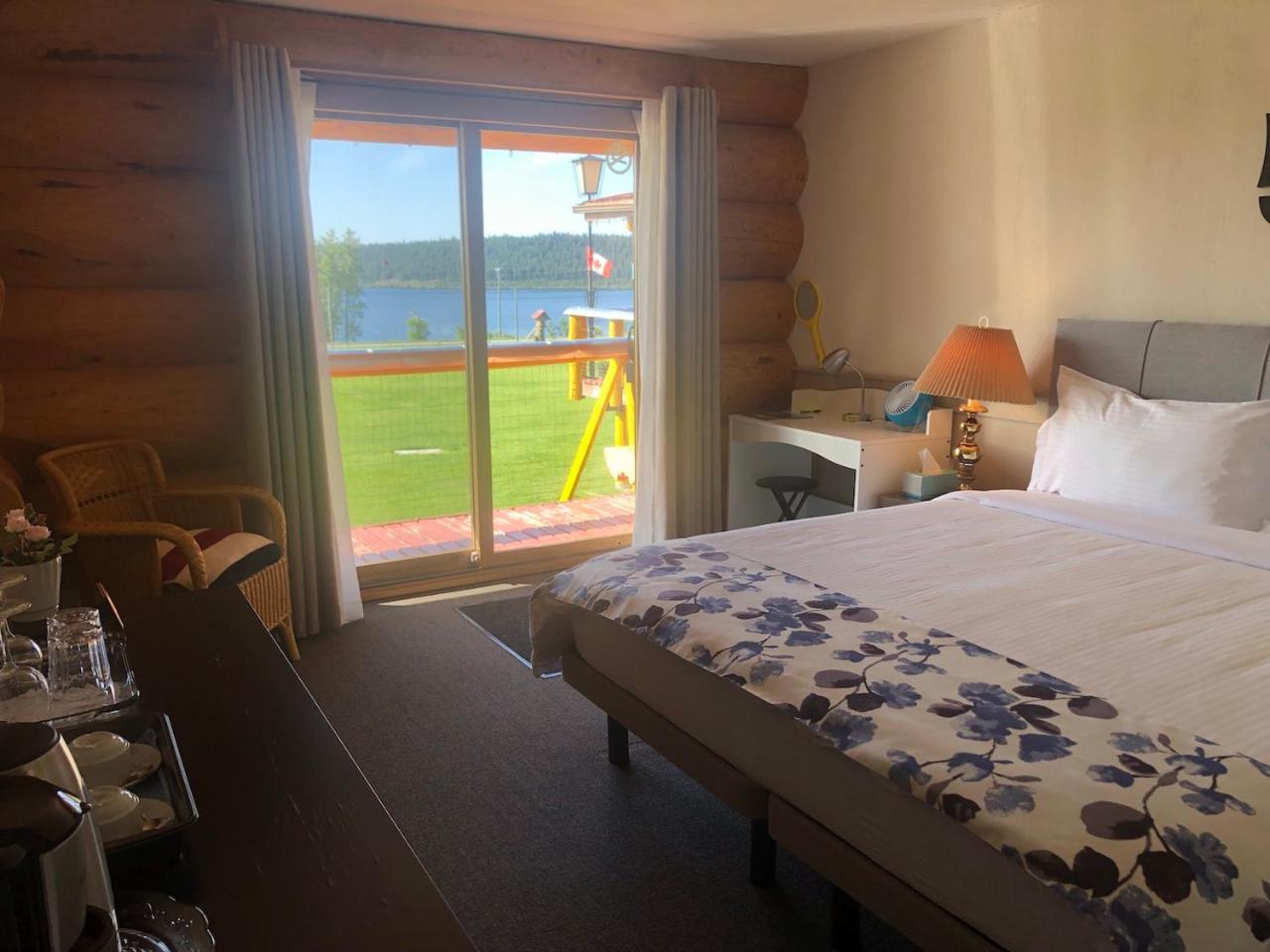 Cariboo Log Guest House photo 3
