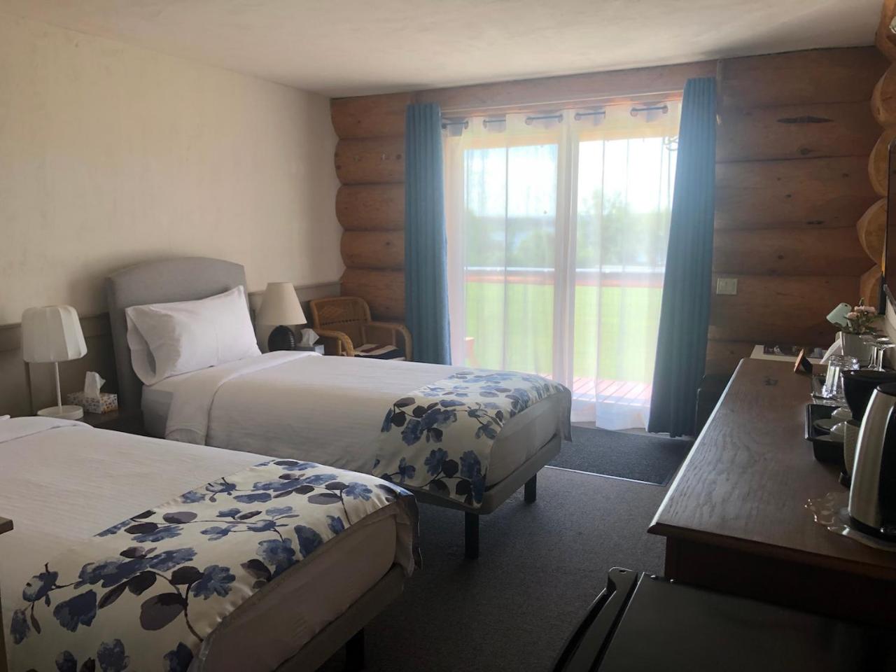 Cariboo Log Guest House photo 4
