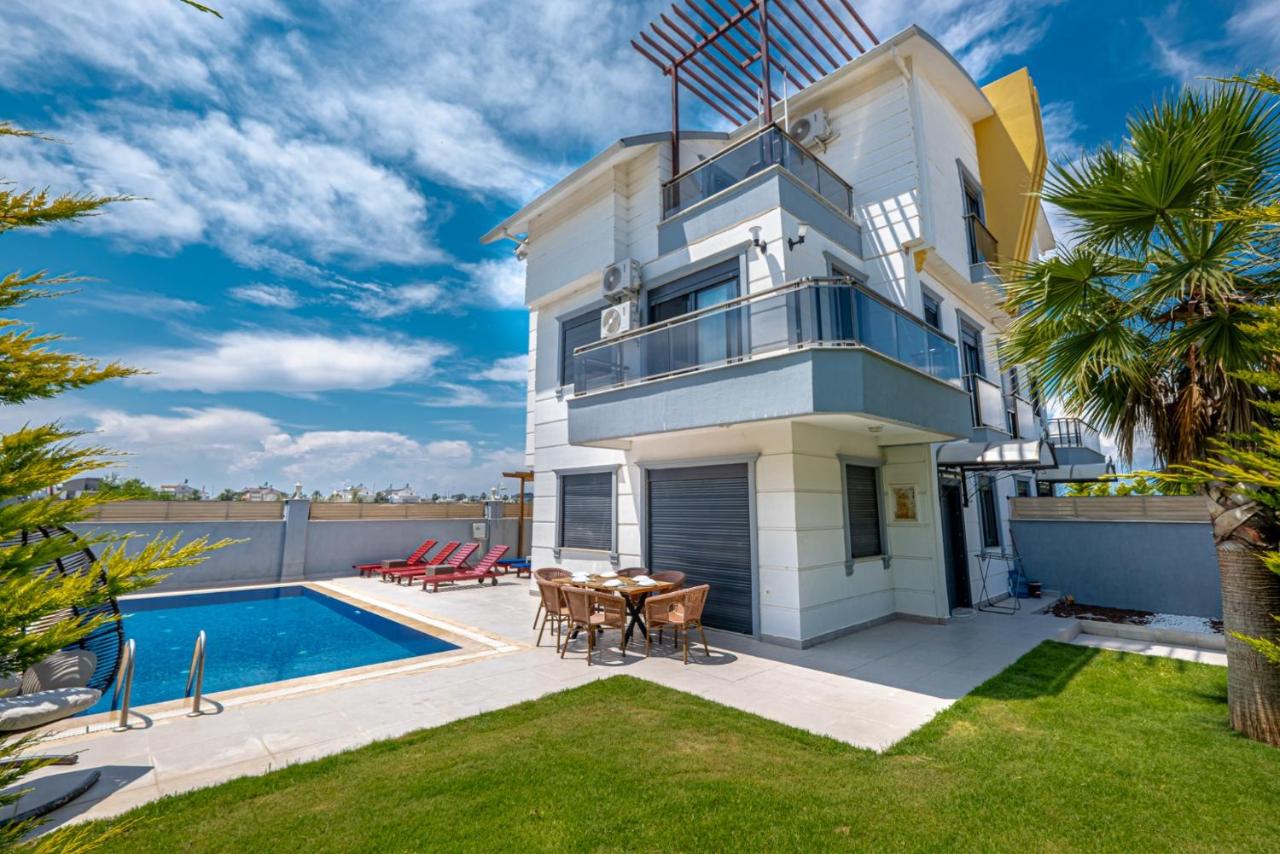 Photo - Villa w Jacuzzi, Private Pool, Garden in Antalya