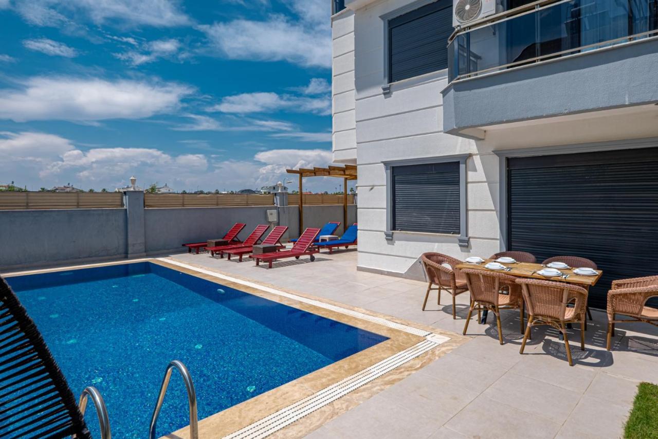 Photo - Villa w Jacuzzi, Private Pool, Garden in Antalya