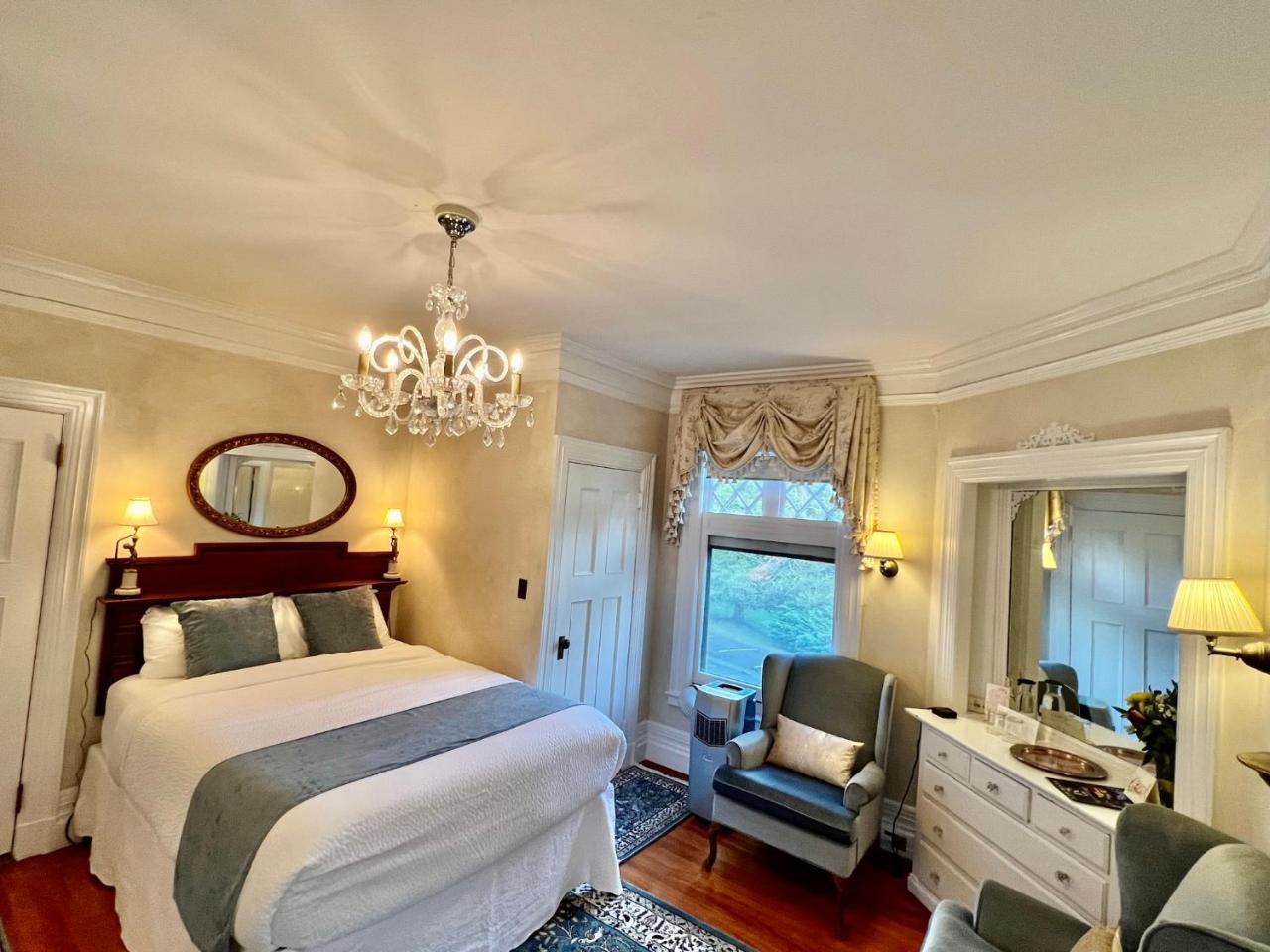 Manor House Inn photo 2
