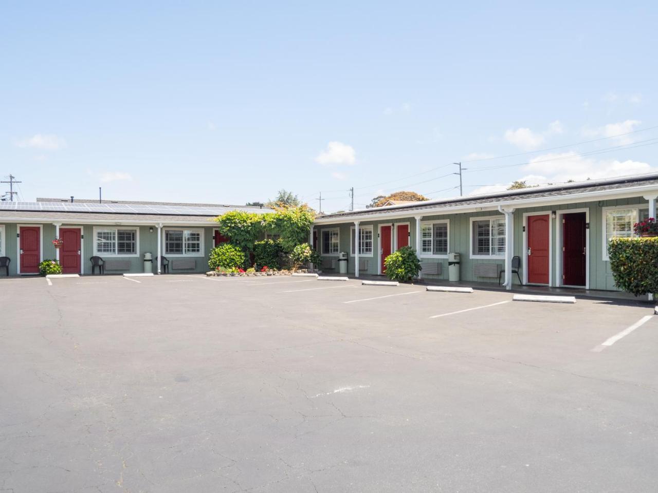 Discovery Inn Monterey photo 2