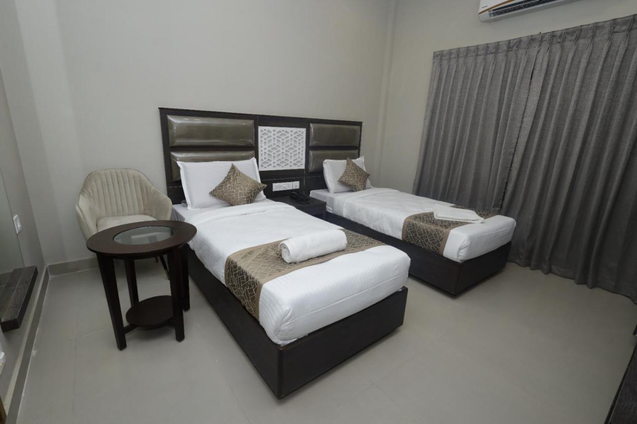 Grand Courtyard Business Hotel, Saligramam photo 4