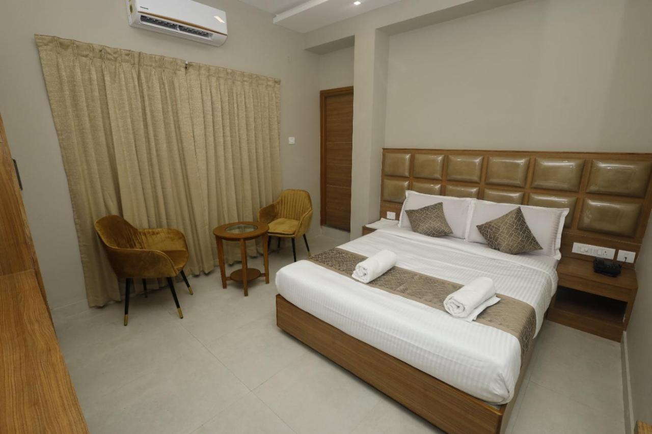 Grand Courtyard Business Hotel, Saligramam photo 3