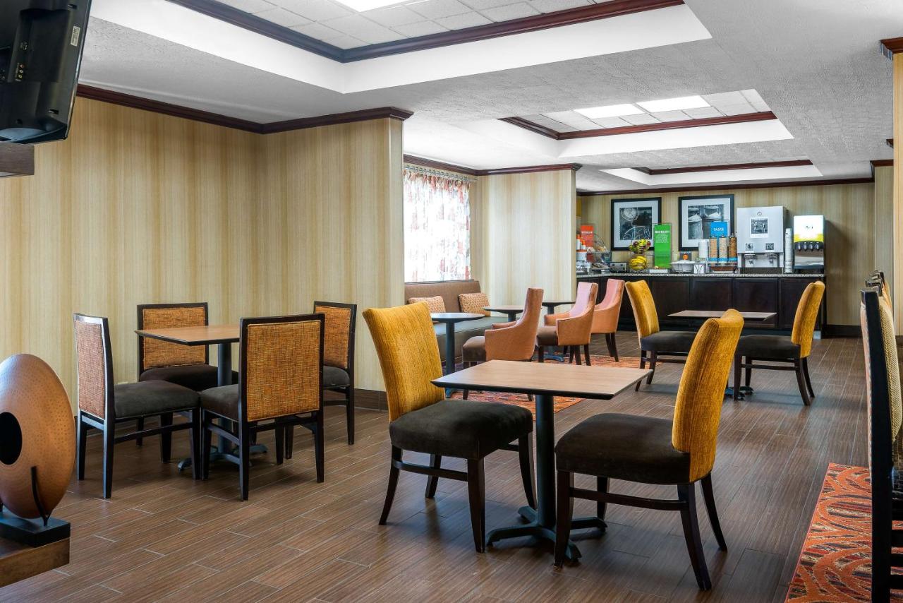 Hampton Inn Parkersburg-Mineral Wells photo 4
