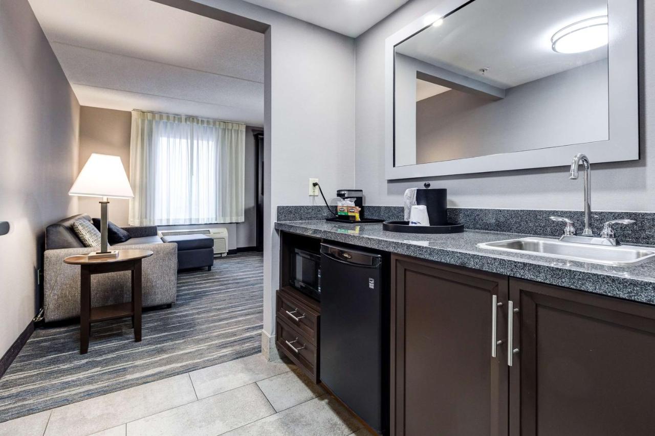 Hampton Inn & Suites by Hilton Brantford Conference Centre, ON photo 2