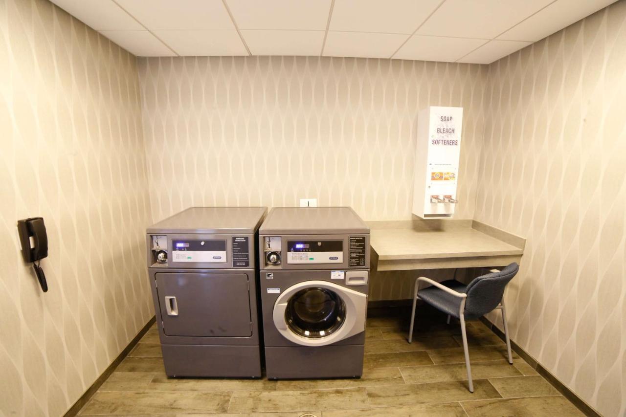 Hampton Inn & Suites Forest City photo 3