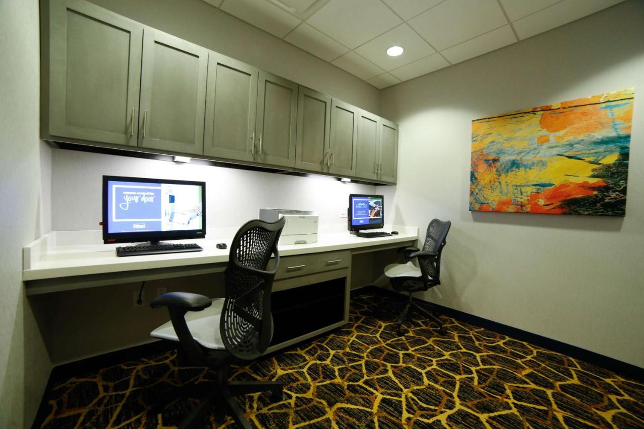 Hampton Inn & Suites Forest City photo 2