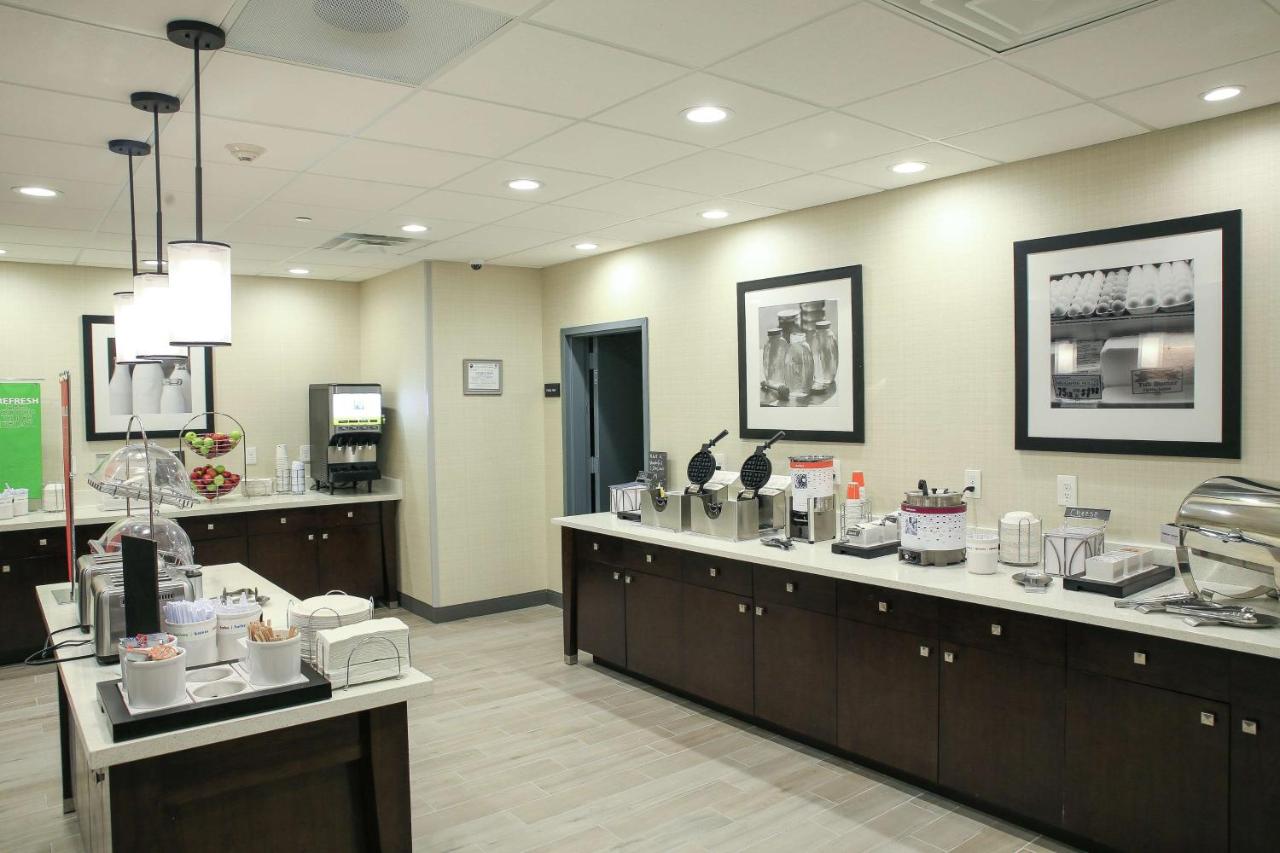Hampton Inn & Suites Mount Laurel/Moorestown photo 2