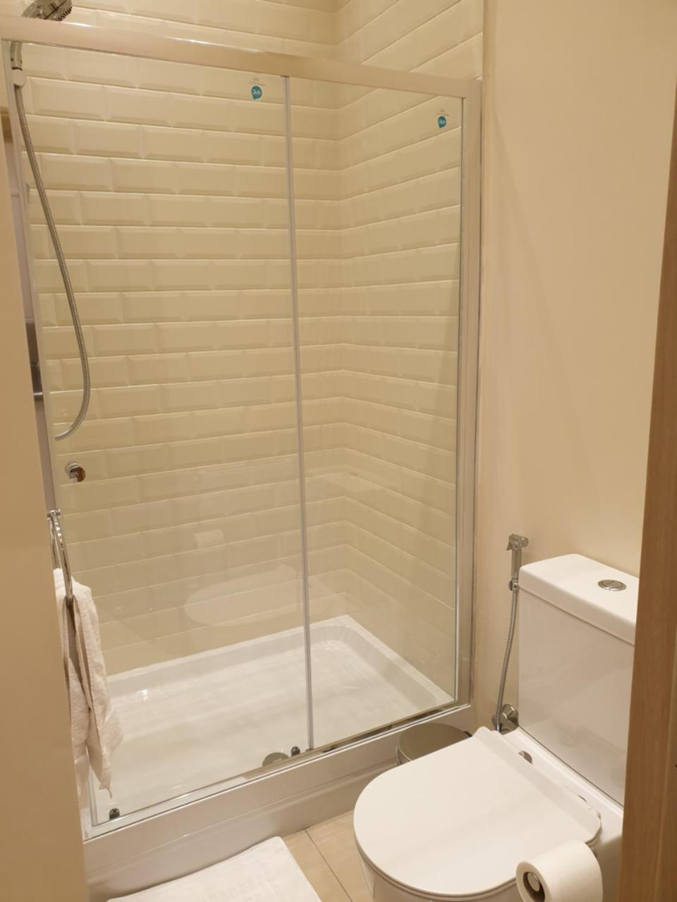 London Luxury Apartments 3 Bedroom Sleeps 8 with 3 Bathrooms 5 mins Walk to tube station free parking - 5