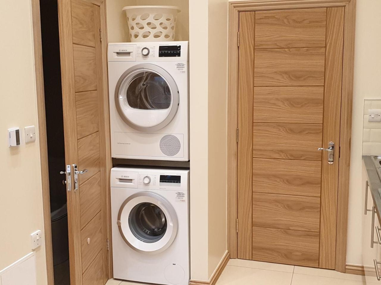 London Luxury Apartments 3 Bedroom Sleeps 8 with 3 Bathrooms 5 mins Walk to tube station free parking - 6