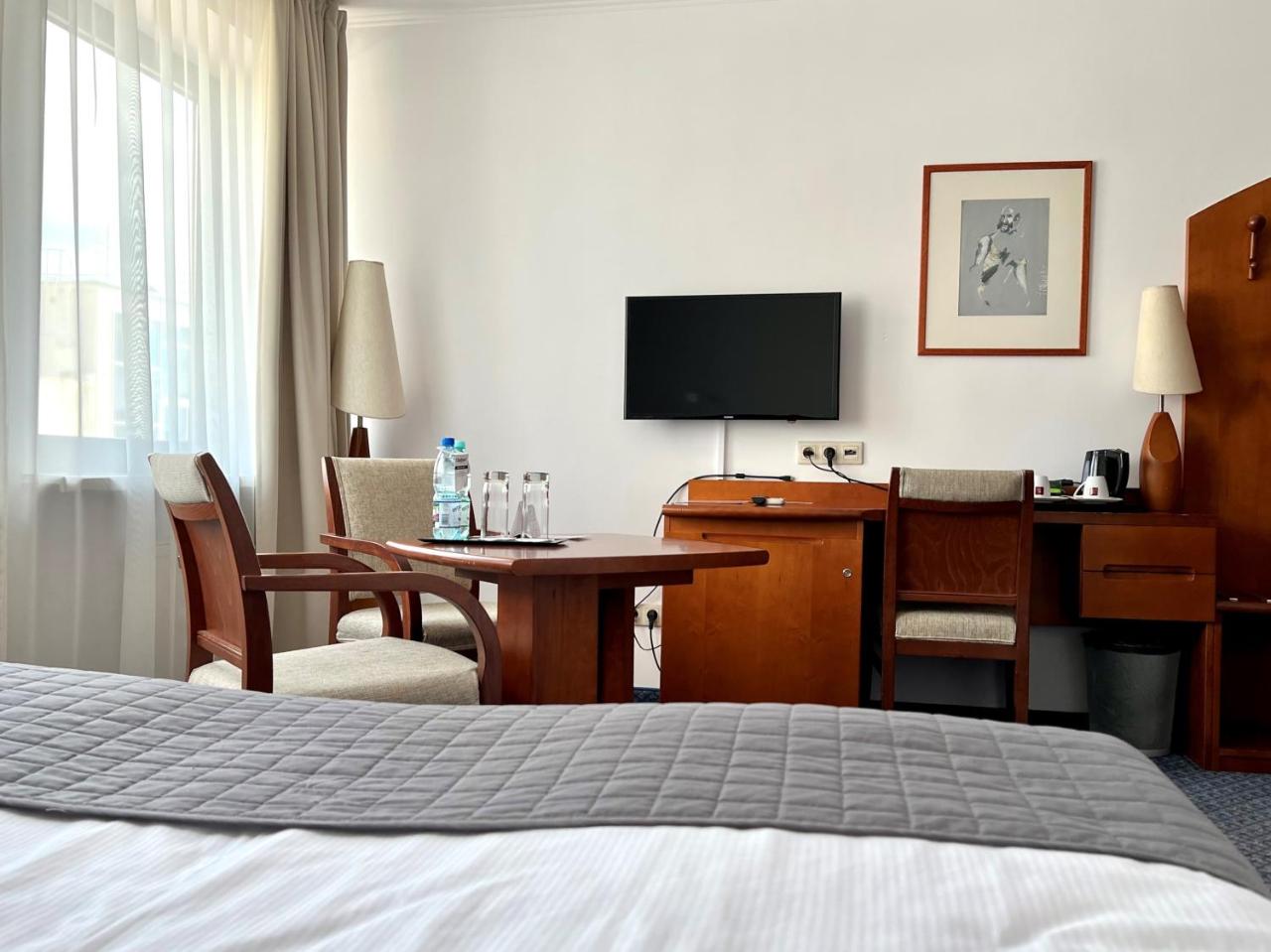 City Hotel - 5