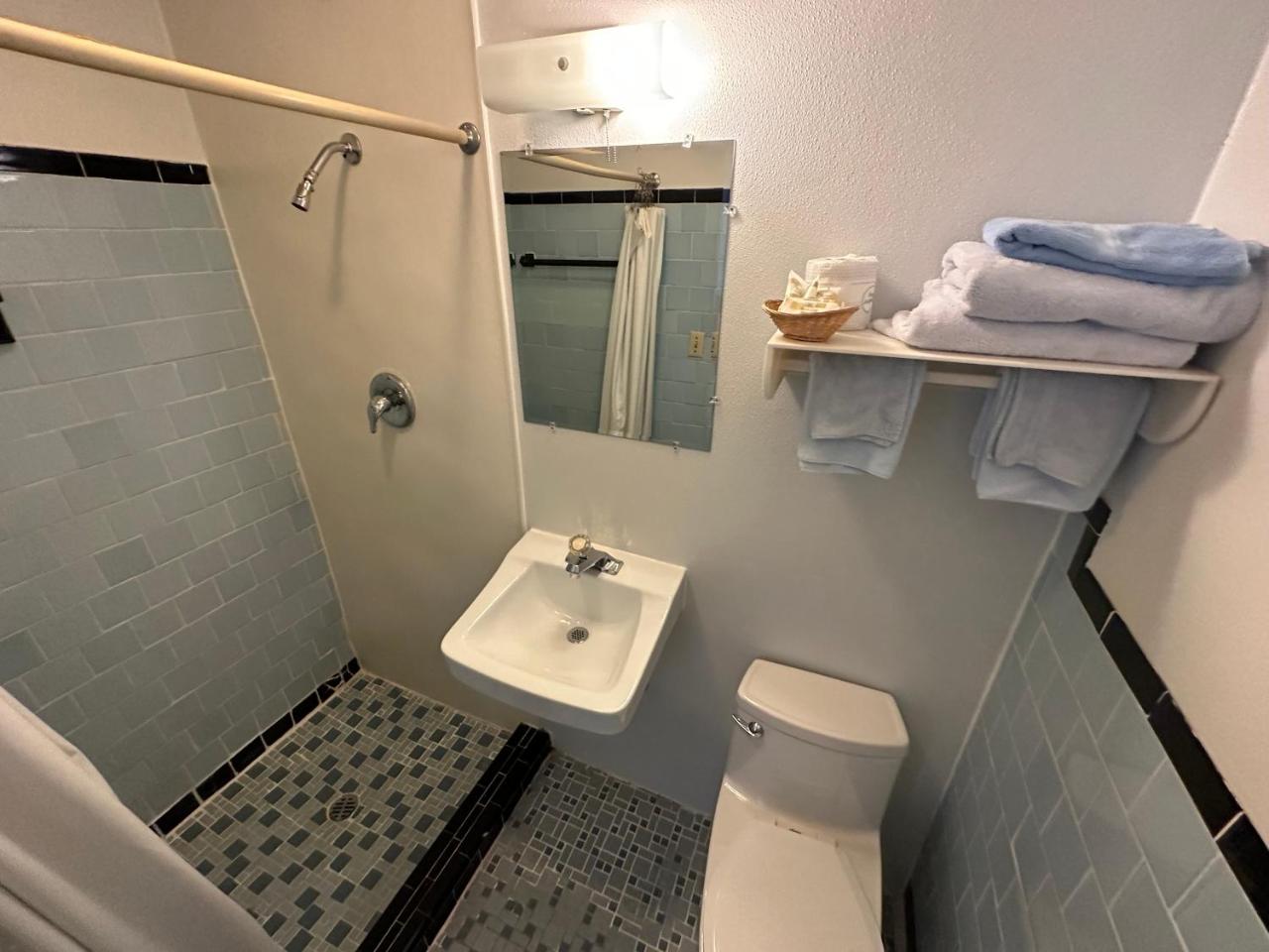 Four Oaks Lodging photo 3