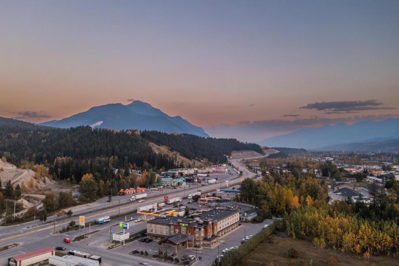 Holiday Inn Express Golden-Kicking Horse By IHG photo 3