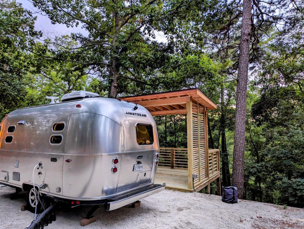 Airstream Retreat, Hot Tub, Sunset Deck & Trail