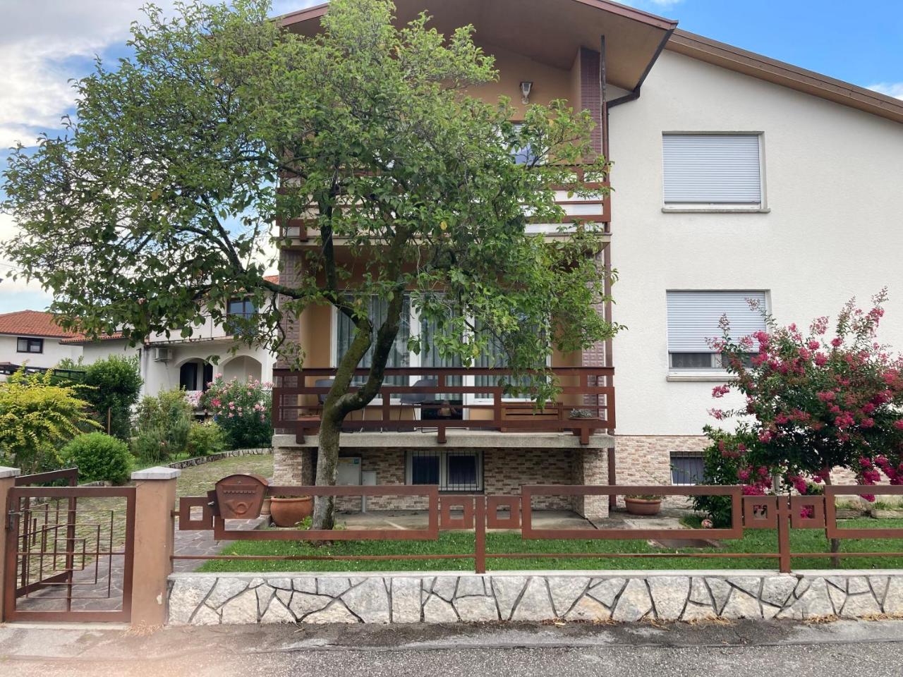 7 Flower Street Apartment - 3
