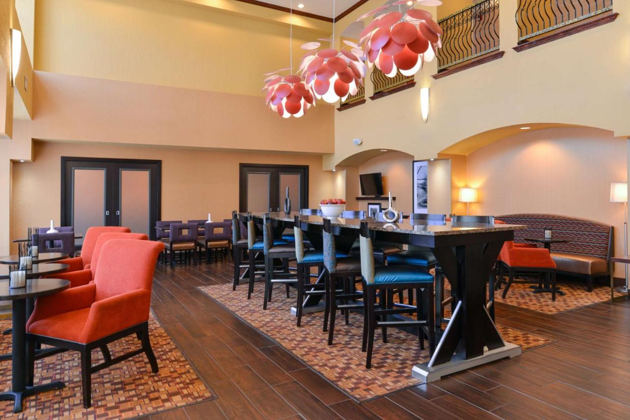 Hampton Inn & Suites Albuquerque-Coors Road photo 2