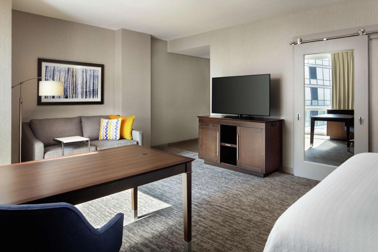 Hampton Inn & Suites Teaneck Glenpointe photo 4