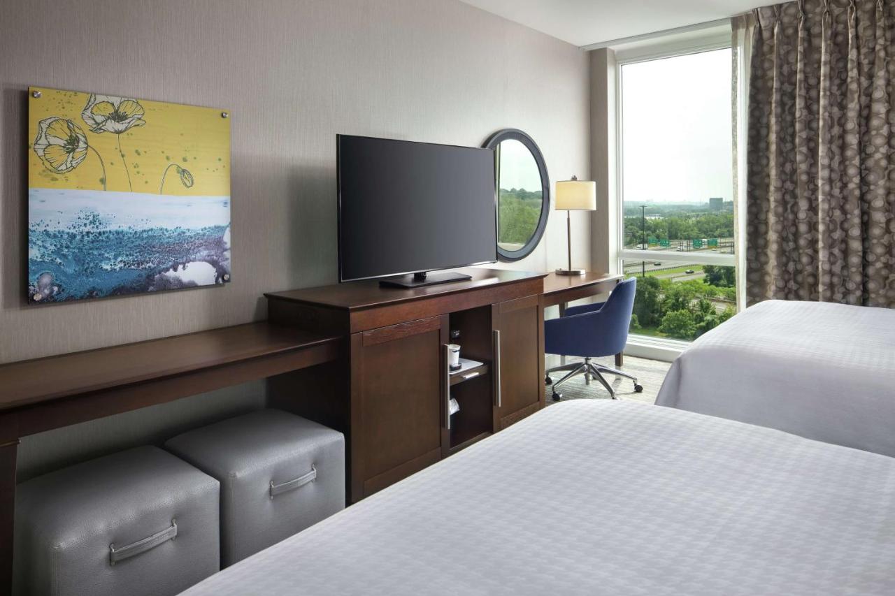 Hampton Inn & Suites Teaneck Glenpointe photo 2