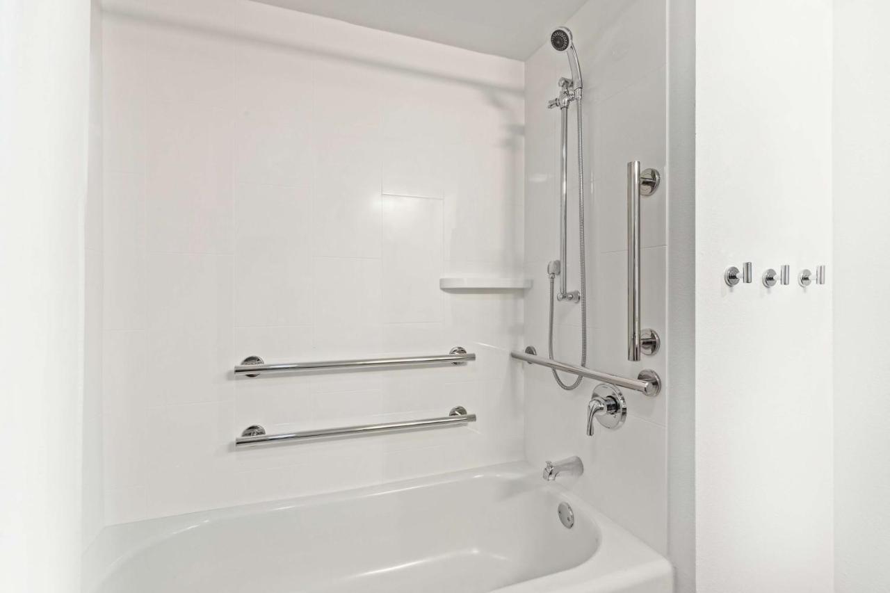 Hampton Inn & Suites Orlando-International Dr. North photo 4