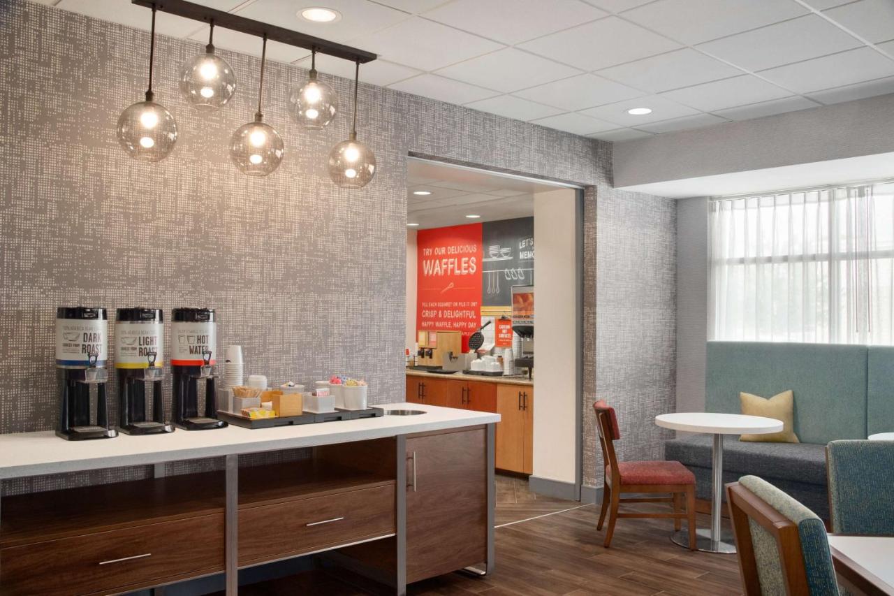 Hampton Inn St. Louis-Columbia photo 3