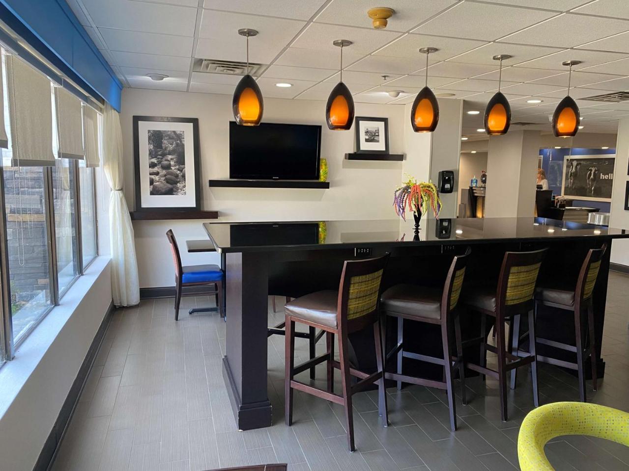 Hampton Inn Ft. Chiswell-Max Meadows photo 2
