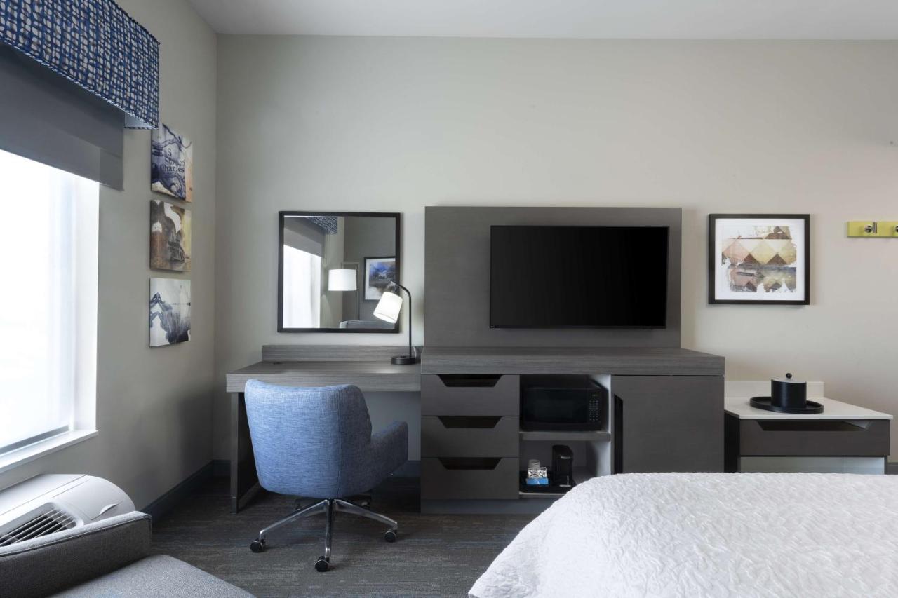 Hampton Inn & Suites St. Charles Old Town Area photo 2