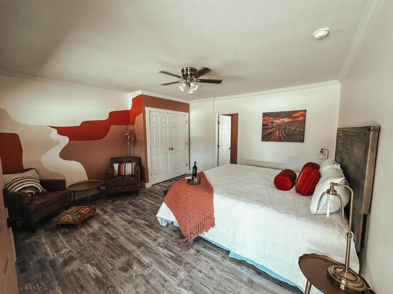 Woody Mountain Bed & Breakfast - 2