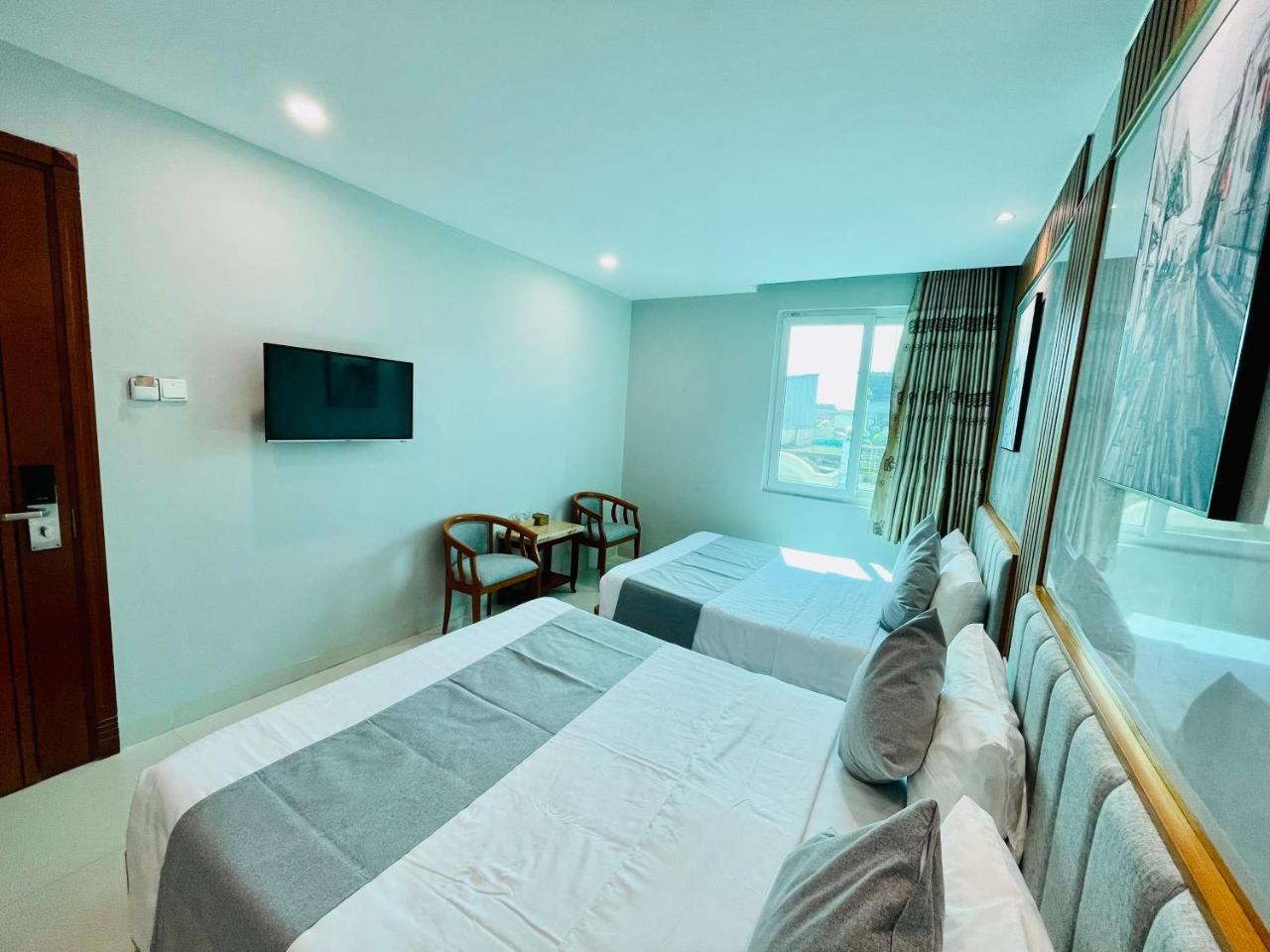 Photo - Ken Hotel