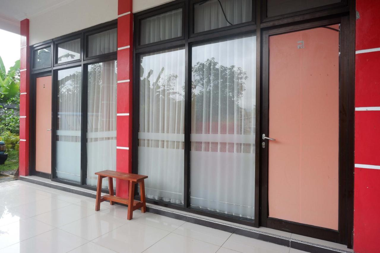 RedDoorz near Alun Alun Wonosobo 2