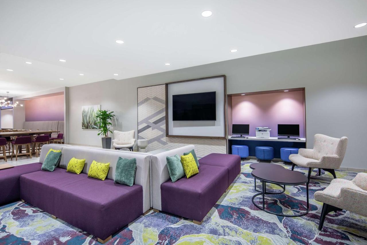 Hilton Garden Inn Surprise photo 2