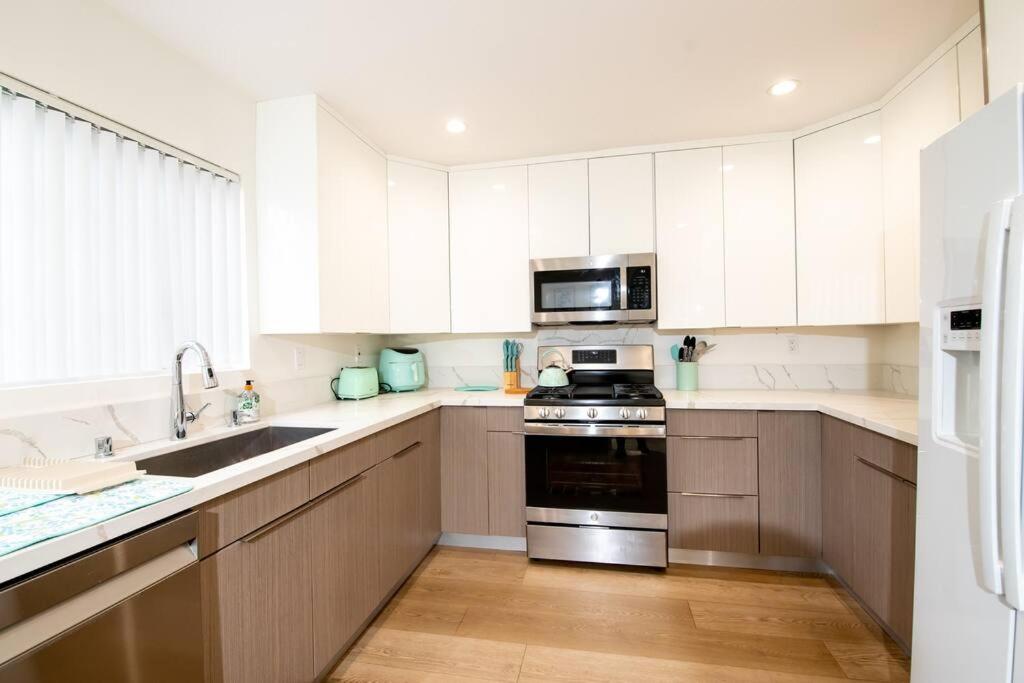 Brand New Remodeled 3 Bedroom Home in Reseda - 5