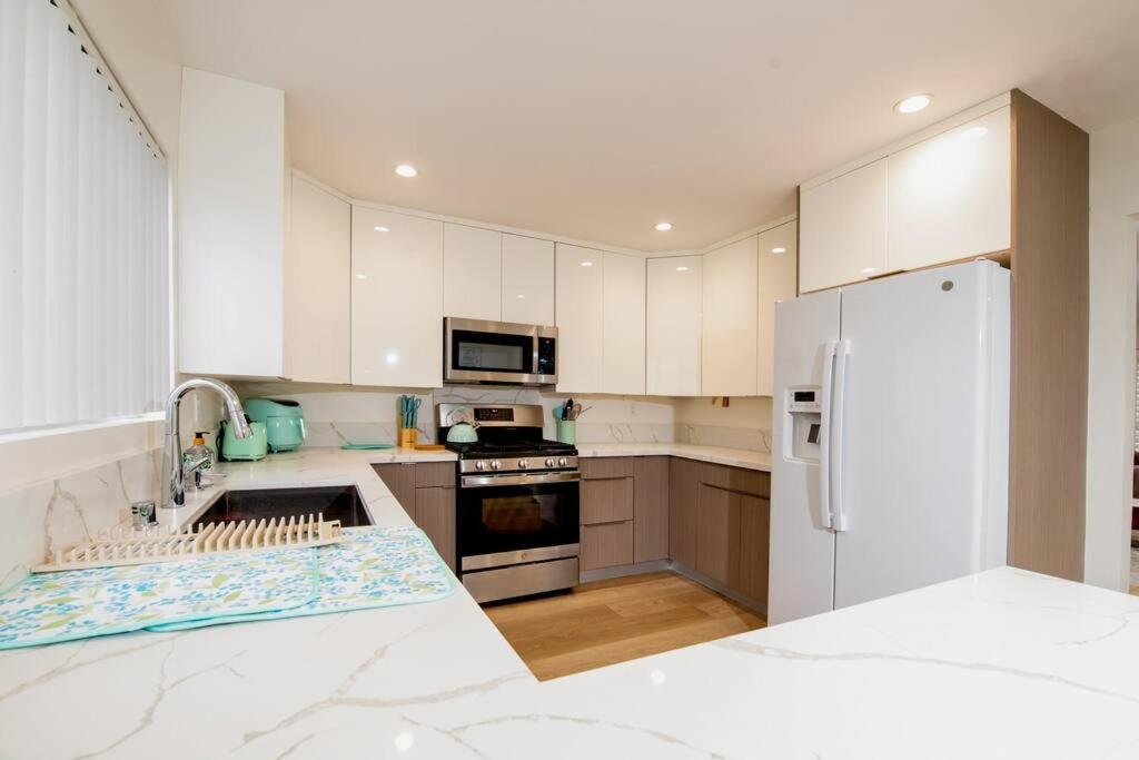 Brand New Remodeled 3 Bedroom Home in Reseda - 6