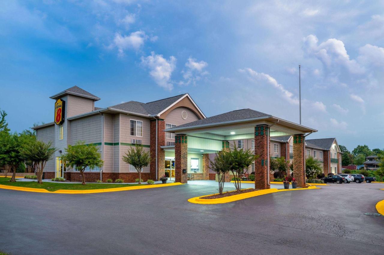 Photo - Super 8 by Wyndham Salisbury