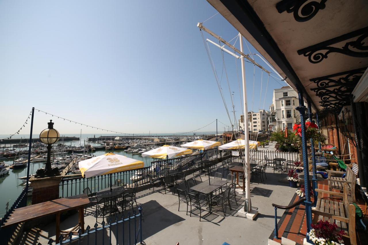 Royal Temple Yacht Club, Bar & Hotel, Pet Friendly! photo 2