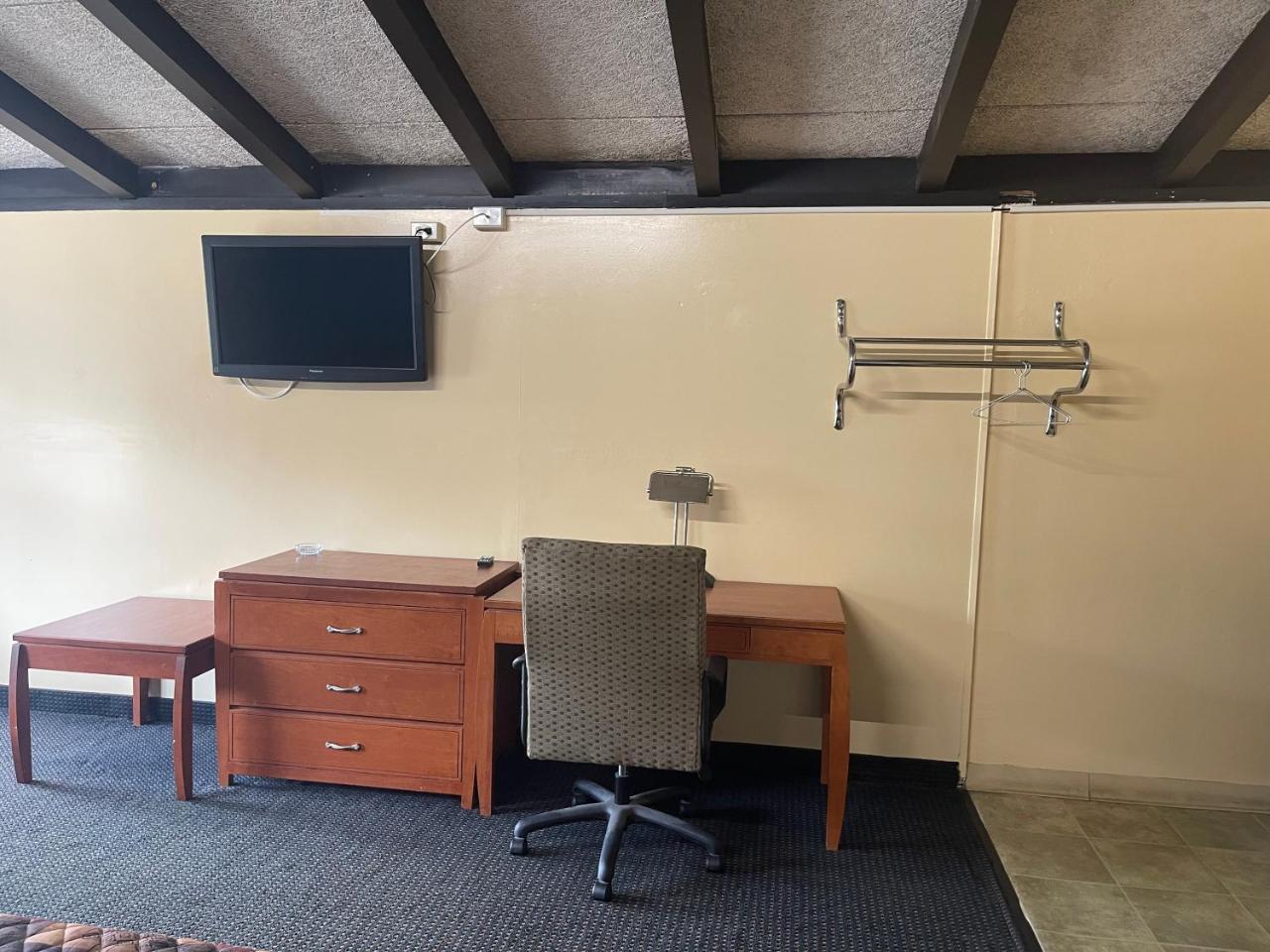 Budget Inn - Madison photo 2
