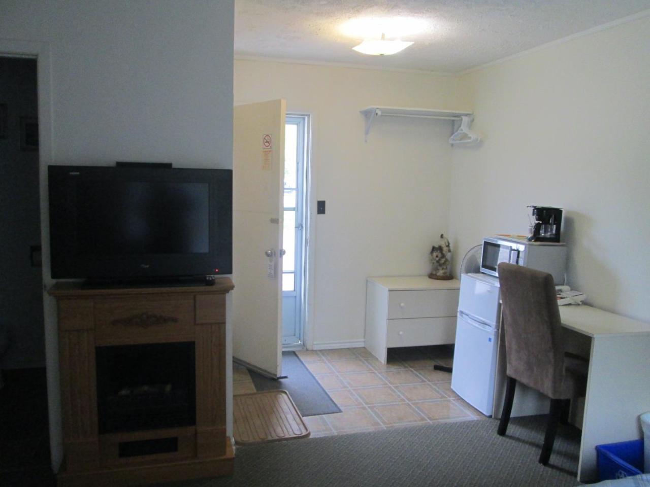 Edgewater Motel and Campground photo 4