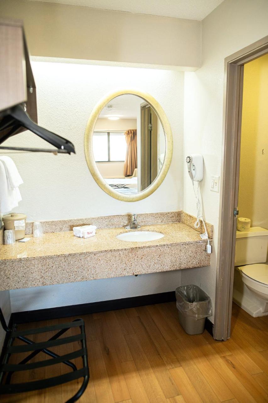 Red Roof Inn Rochester - Henrietta photo 3