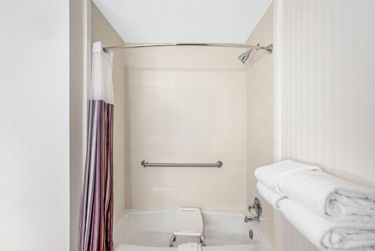 La Quinta Inn & Suites by Wyndham Columbus MS photo 2