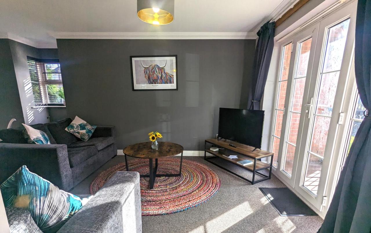 Superb Modern Apartment, FREE Secure Parking! - 2