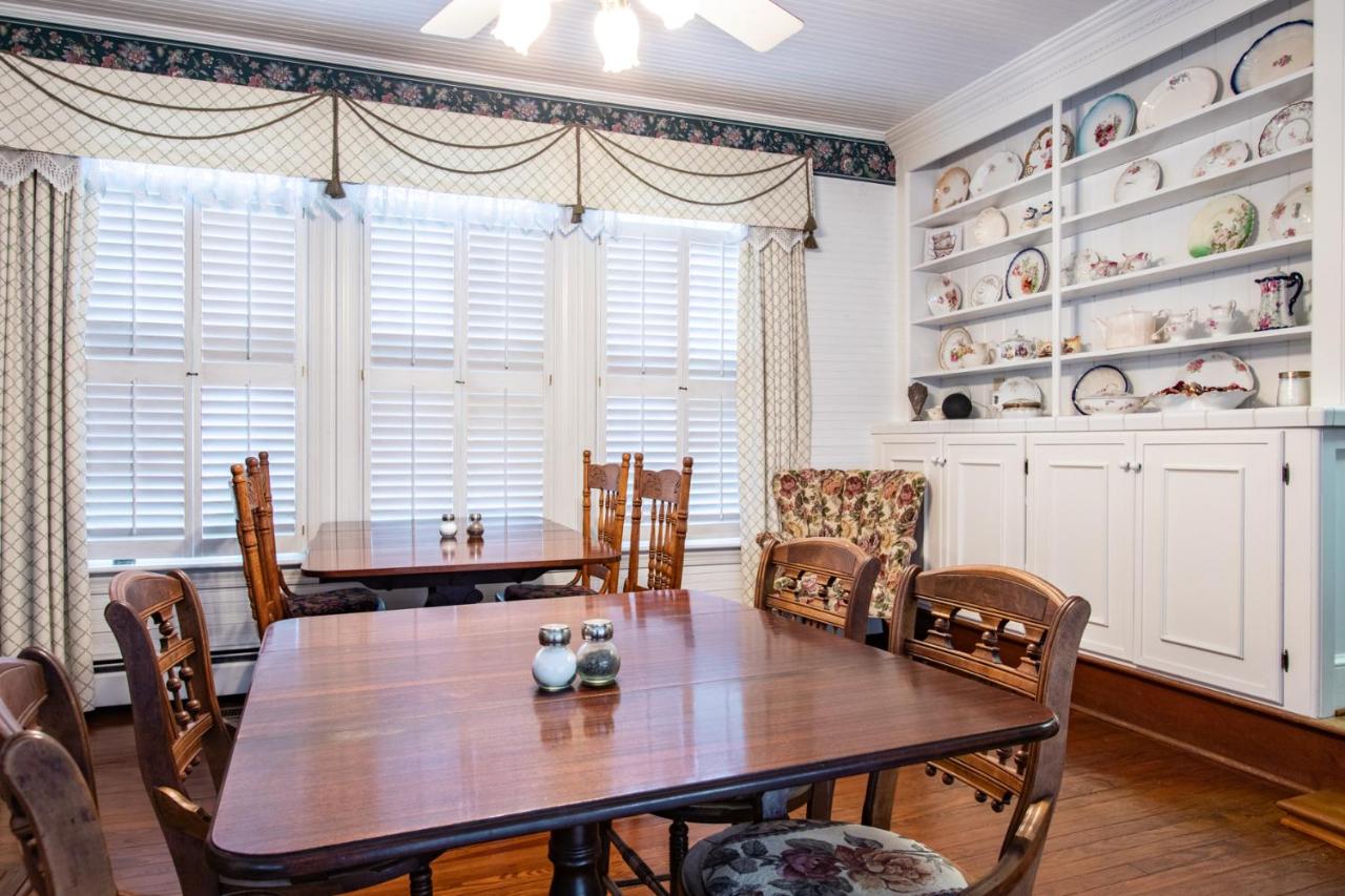 The Oaks Victorian Inn photo 3